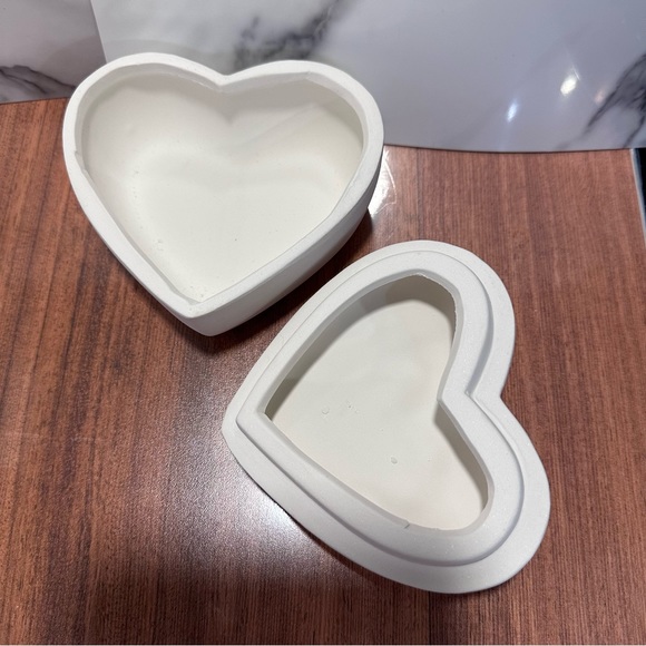SALE!! Bisque heart trinket box ready to paint - Picture 9 of 9